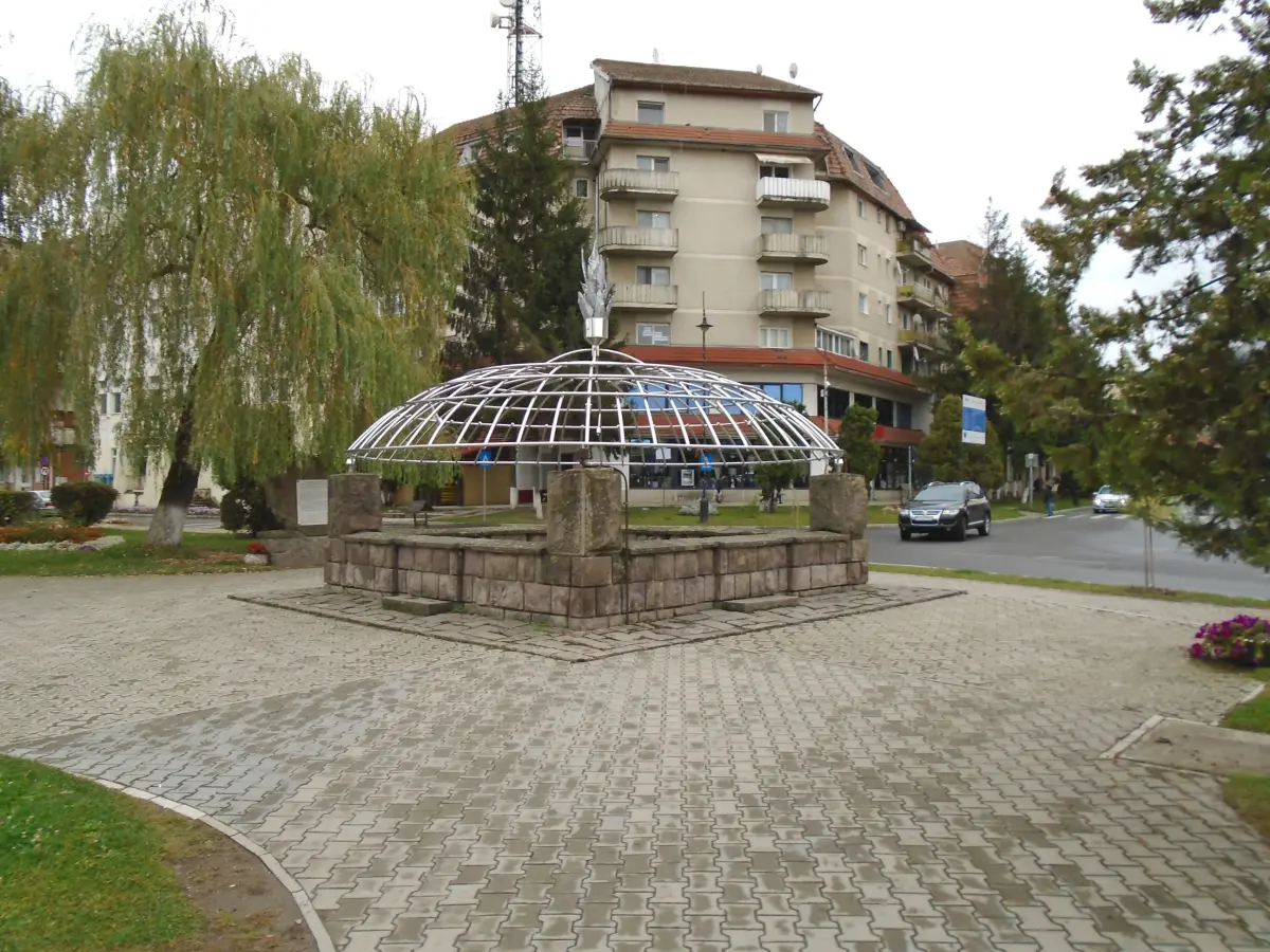 Balta Dracului din centrul Covasnei, bazin de piatră acoperit cu o cupolă metalică, lângă un hotel